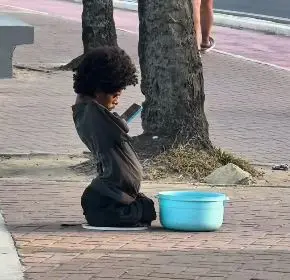 A cadeira dele quebrou. E sem ela, ele não consegue sair pra trabalhar.